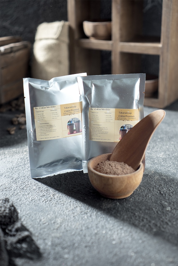 Bubuk cokelat premium dalam mangkuk kayu
